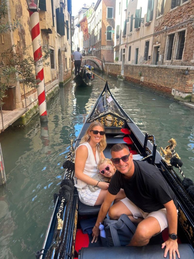 familie care calatoreste in jurul lumii