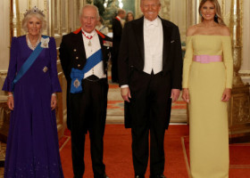 Melania Trump, lăudată pentru alegerea vestimentară din timpul vizitei în Regatul Unit. Cum a apărut la brațul lui Donald Trump