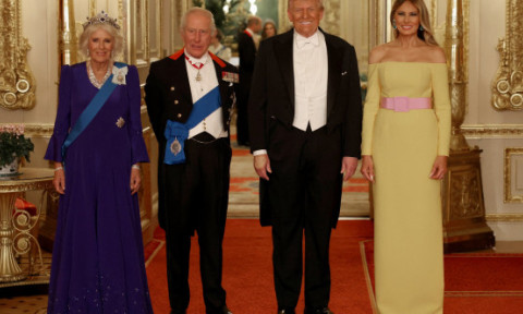 Melania Trump, lăudată pentru alegerea vestimentară din timpul vizitei în Regatul Unit. Cum a apărut la brațul lui Donald Trump