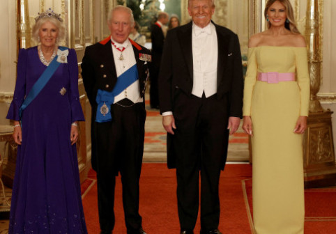 Melania Trump, lăudată pentru alegerea vestimentară din timpul vizitei în Regatul Unit. Cum a apărut la brațul lui Donald Trump
