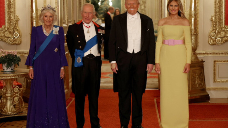 Melania Trump, lăudată pentru alegerea vestimentară din timpul vizitei în Regatul Unit. Cum a apărut la brațul lui Donald Trump