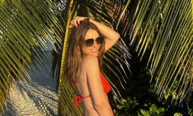 60 de ani? Elizabeth Hurley, relaxare în costum de baie, în Maldive. Ar putea convinge pe oricine că are 30 de ani