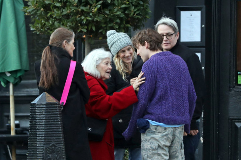 EXCLUSIVE: Sarah Jessica Parker and family spend time at a local Pub