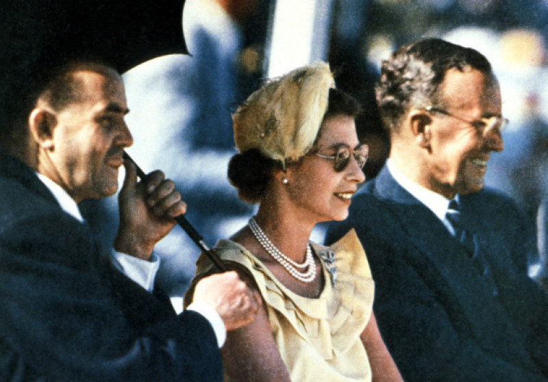 imagini din tinerete cu regina elisabeta a II-a