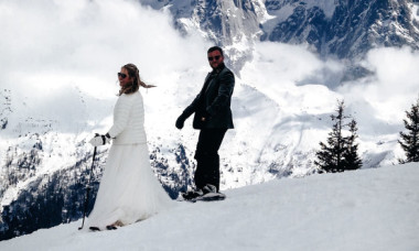 Nuntă de poveste la 2.500 de metri altitudine. Mireasa a schiat pe culoar spre altar pe vârful Mont Brévant