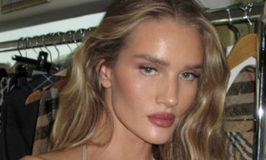 Rosie Huntington-Whiteley, spectaculoasă în bikini. Imagini incendiare din culisele noii ei campanii de modă