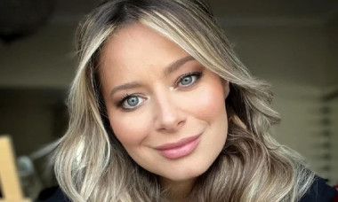 Laura Cosoi s-a pozat în costum de baie, dar "cârcotașii" au atacat-o: "Pozele astea ar trebui să fie doar în telefonul tău"