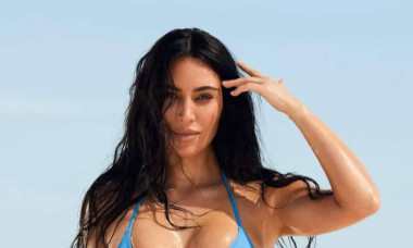 Kim Kardashian, criticată pentru bijuteriile extravagante purtate la plajă: „Costă mai mult decât o casă”