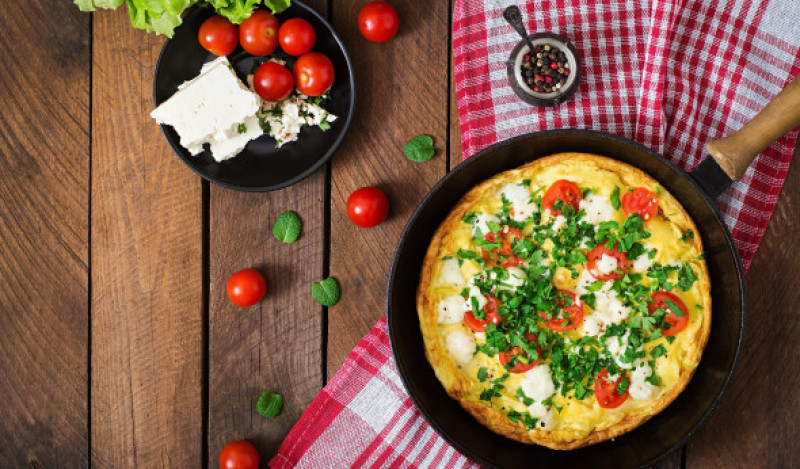 Omletă cu legume și brânză feta