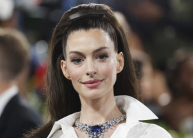 Șarmanta Anne Hathaway, alături de soțul ei la o gală în NYC. Sunt căsătoriți de 13 ani și au împreună doi băieți