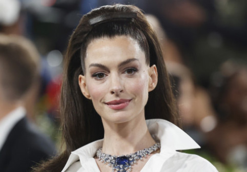 Șarmanta Anne Hathaway, alături de soțul ei la o gală în NYC. Sunt căsătoriți de 13 ani și au împreună doi băieți