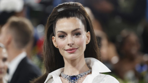 Șarmanta Anne Hathaway, alături de soțul ei la o gală în NYC. Sunt căsătoriți de 13 ani și au împreună doi băieți