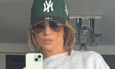 Abdomen de "fier", încredere cât cuprinde. Jennifer Lopez, într-o poză care nu ascunde nimic: colanți mulați, top scurt, gata de sală