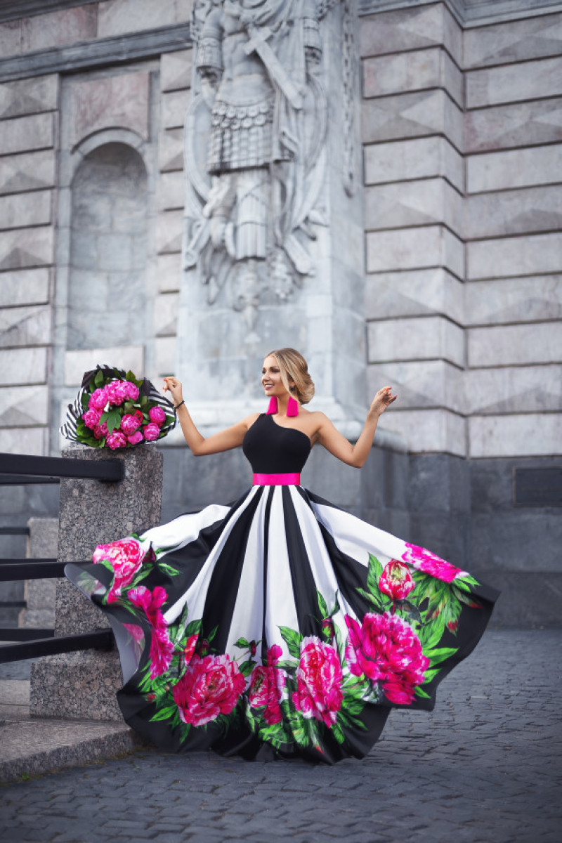 Rochii cu imprimeuri florale mari/ Shutterstock