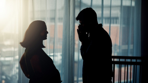 O femeie însărcinată în șapte luni a aflat că soțul ei o înșela chiar cu mama ei: „Lumea mea întreagă s-a prăbușit!”