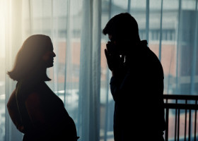 O femeie însărcinată în șapte luni a aflat că soțul ei o înșela chiar cu mama ei: „Lumea mea întreagă s-a prăbușit!”