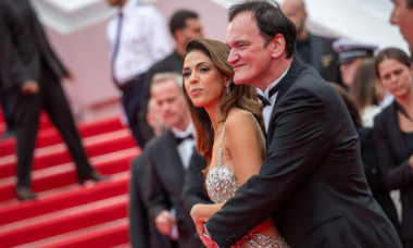 Quentin Tarantino și soția sa, drăgăstoși pe covorul roșu la Cannes, într-o ieșire publică rară pentru cuplu