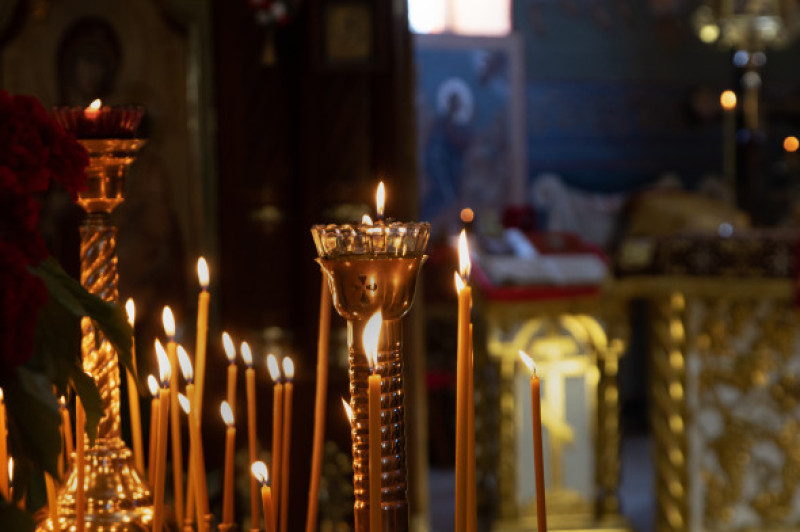 O lumânare aprinsă/ Shutterstock