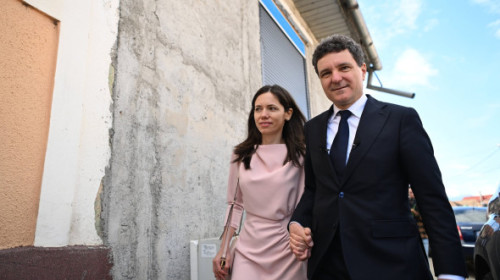Fiica lui Nicușor Dan, născută prematur, și-a trăit primele trei luni printre vizite la medic. "Am plâns când a făcut primii pași"