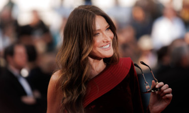 Carla Bruni, magnet de priviri într-o rochie roșie din catifea, care i-a îmbrățișat silueta. Șarmantă la Cannes