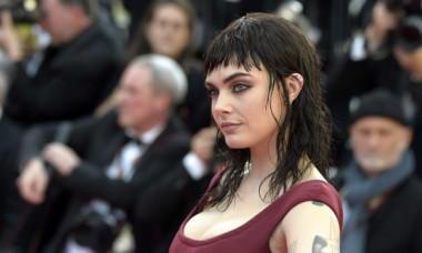 Cara Delevingne, de nerecunoscut pe covorul roșu de la Cannes. Transformare dramatică de look la premiera „The History of Sound”