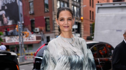 Katie Holmes, grăbită prin New York. Și-a închiriat o bicicletă și a pedalat îmbrăcată în pantaloni de trening și o cămașă largă