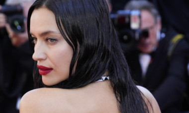 Irina Shayk, în costum de baie și cizme de cauciuc, gata să se distreze toată vara. Siluetă impecabilă și frumusețe de revistă
