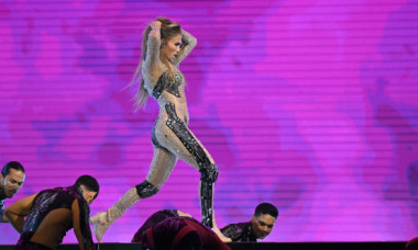 Jennifer Lopez, moment viral, îndelung comentat, pe scenă, în văzul tuturor. S-a sărutat cu doi dansatori