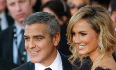 Stacy Keibler, blonda cu care George Clooney s-a iubit înainte de Amal, strălucește în costum de baie la 45 de ani, după trei copii