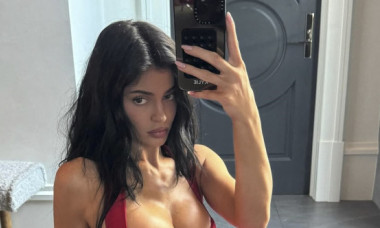 Kylie Jenner, într-o rochie din latex, lipită de piele: "E înfășurată în folie de plastic". Ținuta minusculă care a stârnit reacții