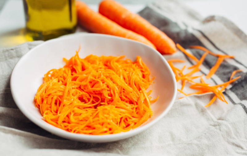 Salad,Of,Fresh,Shredded,Carrots,In,A,White,Bowl,On
