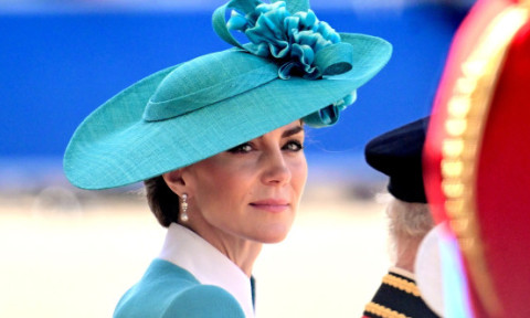 „Superbe!”. Prințesa Kate și fiica ei, impecabile în ținute asortate, la Trooping the Colour. Declarație de stil și rafinament