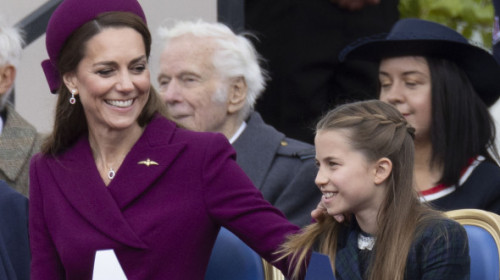 Prințesa Charlotte împrumută deja piese din dulapul lui Kate Middleton. Detaliul care a atras atenția în portretul de Ziua Tatălui