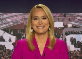 Cum arată Andreea Esca atunci când renunță la sacourile de la Știri. S-a pozat în costum de baie, alături de o prietenă, la piscină