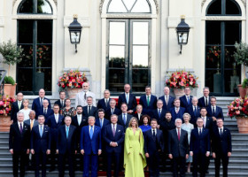 Cine e femeia care a furat toate privirile la summitul NATO. Îmbrăcată în verde lime, a ieșit imediat în evidență printre șefii de stat