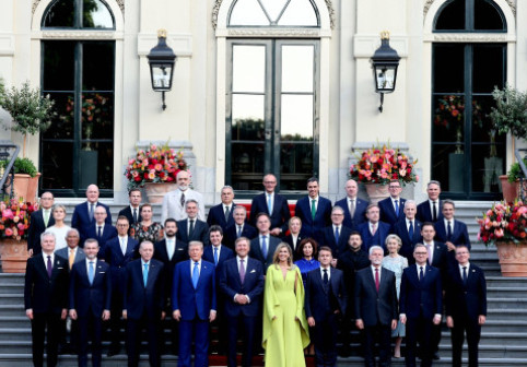Cine e femeia care a furat toate privirile la summitul NATO. Îmbrăcată în verde lime, a ieșit imediat în evidență printre șefii de stat