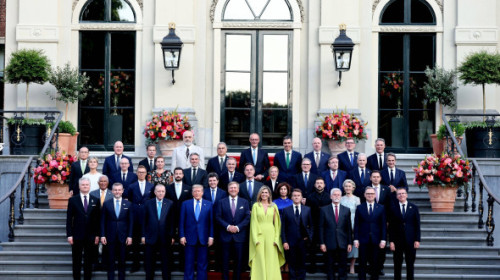 Cine e femeia care a furat toate privirile la summitul NATO. Îmbrăcată în verde lime, a ieșit imediat în evidență printre șefii de stat