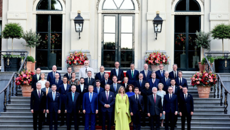 Cine e femeia care a furat toate privirile la summitul NATO. Îmbrăcată în verde lime, a ieșit imediat în evidență printre șefii de stat