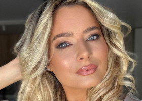 Feminitate și senzualitate în pași de dans. Laura Cosoi, în rochie decoltată, admirată de fani: "Ce mă enervezi, arăți fantastic!"