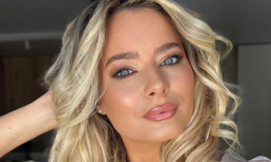 Feminitate și senzualitate în pași de dans. Laura Cosoi, în rochie decoltată, admirată de fani: "Ce mă enervezi, arăți fantastic!"