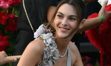 Iubita lui DiCaprio, fermecătoare într-o rochie cu spate gol. Vittoria, la Veneția pentru nunta de 20 de milioane de dolari a lui Bezos
