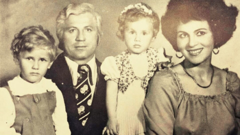 Poze superbe cu familia Irinei Loghin, de acum zeci de ani. Solista și soțul ei, Ion Cernea, alături de cei doi copii ai lor