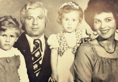 Poze superbe cu familia Irinei Loghin, de acum zeci de ani. Solista și soțul ei, Ion Cernea, alături de cei doi copii ai lor