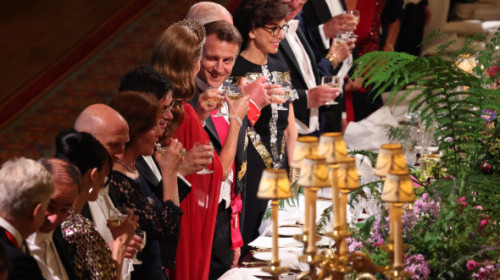 Flirt diplomatic? Emmanuel Macron, surprins făcându-i cu ochiul lui Kate Middleton la un eveniment regal