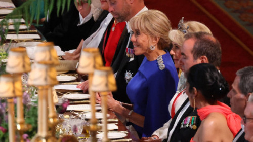 Kate Middleton vs. Brigitte Macron: Duel de eleganță în rochii cu capă! Mesajul ascuns din spatele aparițiilor