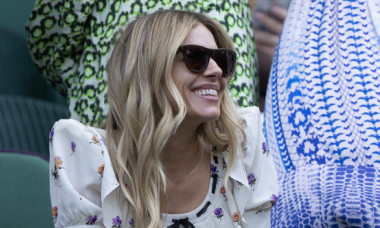 Sienna Miller a cucerit Wimbledonul într-o rochie mini cu imprimeu floral. Zâmbete și emoții pe terenul central, tonus ca la 20 de ani
