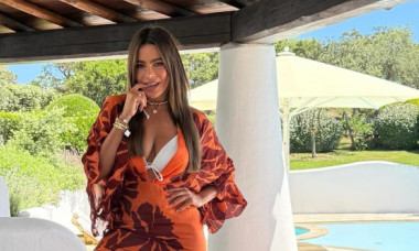 Sofia Vergara, jucăușă și senzuală în costum de baie alb, de ziua ei. A sărbătorit 53 de ani cu o vacanță, flirturi și declarații dulci