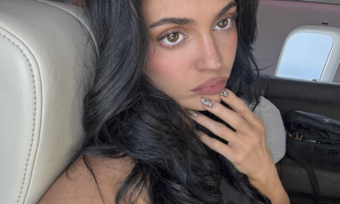 Costumul de baie, aproape neîncăpător pentru formele ei. Kylie Jenner, spectacol pe iaht, în vacanța în Grecia