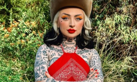 Povestea unei tinere care a cheltuit 33.000 de dolari pe 250 de tatuaje care îi acoperă corpul: „Bărbații se holbează adesea”