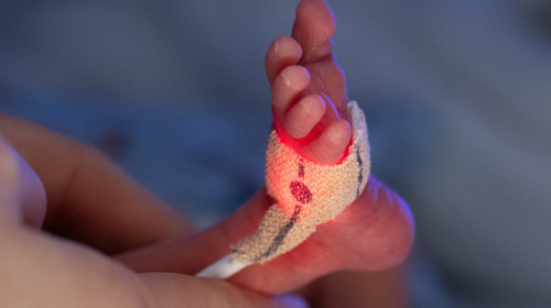 Cum arată acum bebelușul născut la doar 21 de săptămâni de sarcină. Mama lui: „Era atât de mic, abia îl simțeam pe piept”